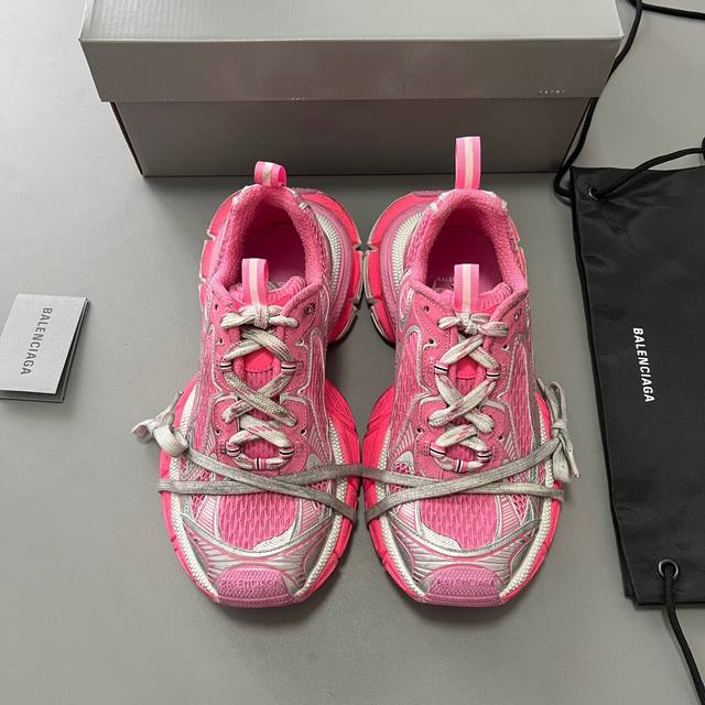 纯原版本balenciaga Phantom Sneaker 巴黎世家全新做旧十代黄色潮流跑鞋 在延续 Track Trainer 户外轮廓和复杂鞋面结构的同时