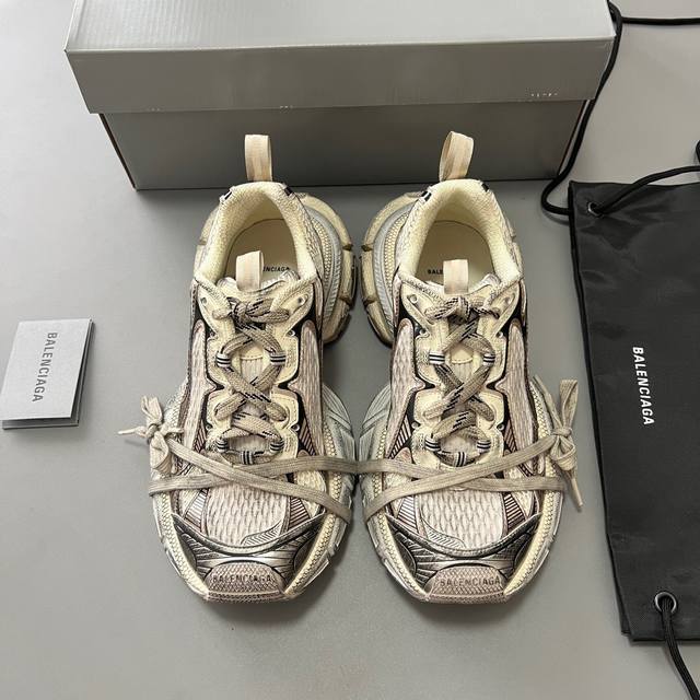 纯原版本balenciaga Phantom Sneaker 巴黎世家全新做旧十代黄色潮流跑鞋 在延续 Track Trainer 户外轮廓和复杂鞋面结构的同时