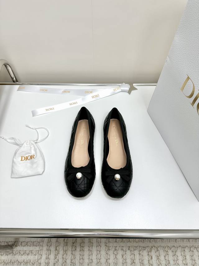 Dio R Ss24 New Arrival～ Cd家2024春夏珍珠单鞋新品 小羊皮鞋面，做经典菱格刺绣，搭配小珍珠，还有女人味的单品！ 羊皮内里，牛皮鞋底