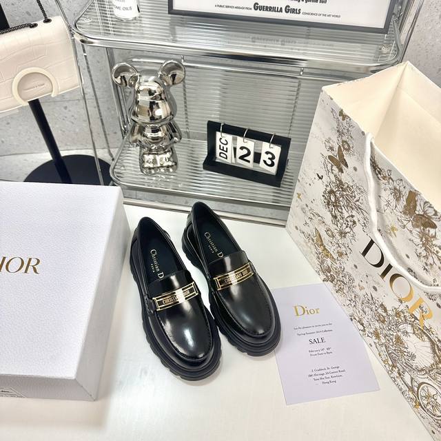 Dior 2023Ss新款英伦风乐福鞋 22*早秋新款英伦风时尚皮鞋、简约大气充满复古气息、质感超强、满满的高级感、奢华高档、上脚舒服百搭 鞋面：采用哑光小牛开