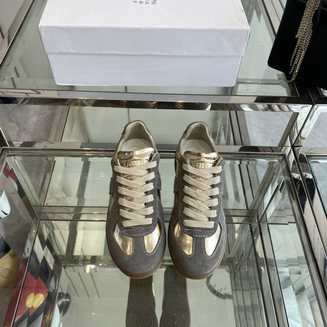 Maison Margiela Mm6 新色马吉拉情侣款经典德训鞋 马吉拉最最舒服的德训鞋子了！复古感满满！随便穿搭就可以很高级！鞋子很轻便！穿起来上脚超级舒服