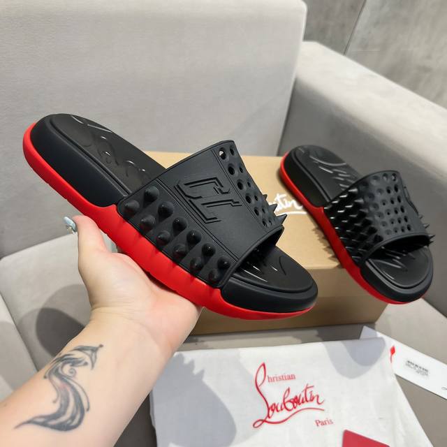 王俊凯 杨幂 许凯 张婧仪 丁程鑫 陈牧驰 王子异 同款christian Loubouti2024 新品 Cl 路铂廷新款夏日铆钉 Eva 时尚百搭超酷一字拖