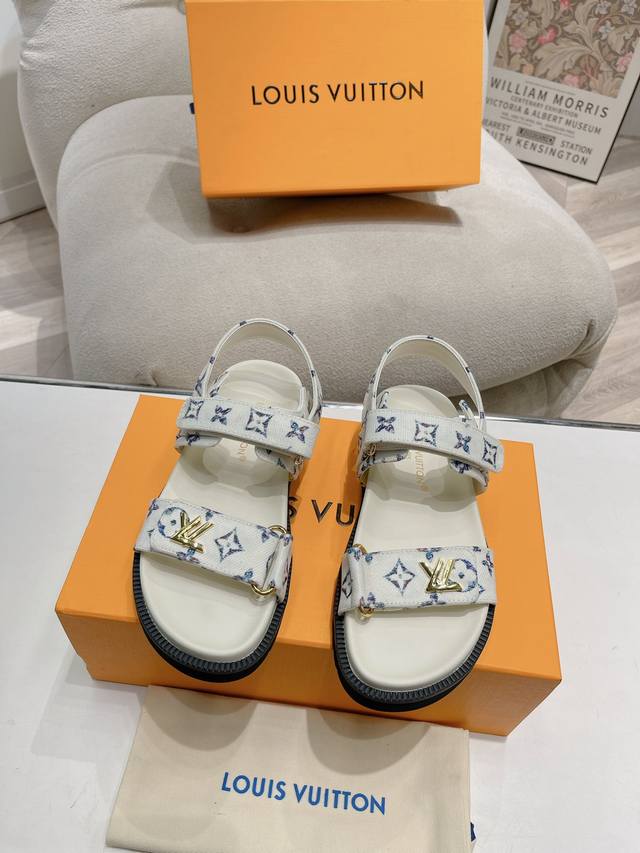 薄底 厚底 Louis Vuitton 路易威登女士2023新款凉鞋 Lv Sunset Comfort平底凉鞋以精致拉菲草鞋面道出手工艺格调，搭配韧性鞋垫和轻