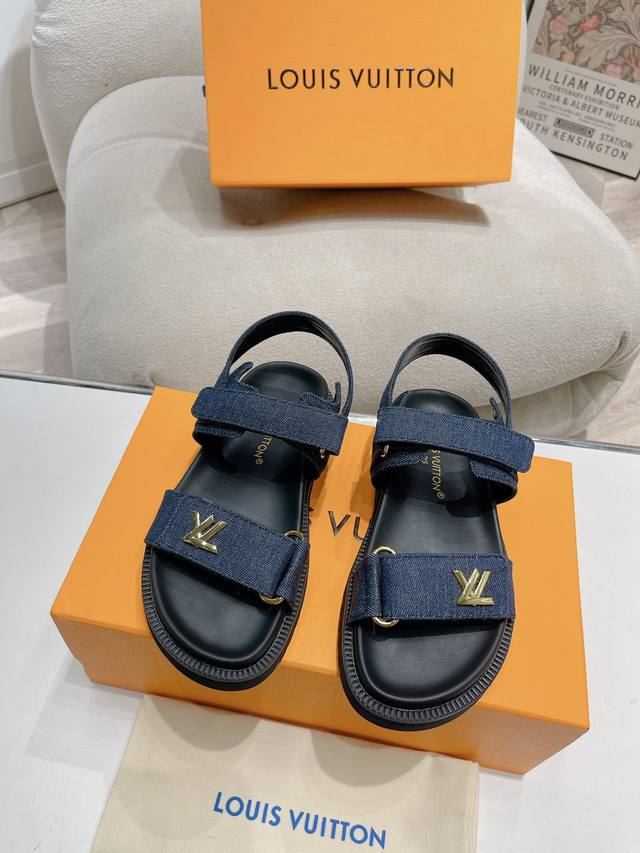 薄底 厚底 Louis Vuitton 路易威登女士2023新款凉鞋 Lv Sunset Comfort平底凉鞋以精致拉菲草鞋面道出手工艺格调，搭配韧性鞋垫和轻