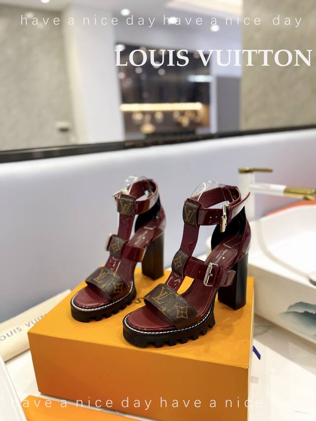 Louis *Uitton 2022 Lv欧美风时尚凉鞋 ++= 最新款路易威登传统硬箱的精巧标准品牌扣你前带简约大方。早春新品 专柜主打最新款高跟系列 硬货上