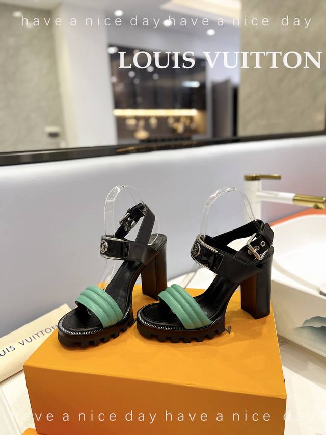 新品发布会 Louis Vuittonlv欧美风时尚凉鞋++=最新款路易威登传统硬箱的精巧标准品牌扣你前带简约大方。早春新品 专柜主打最新款高跟系列 硬货上新