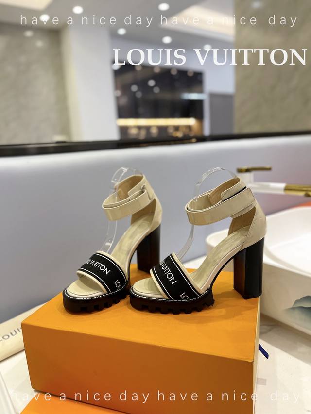 Louis *Uitton Lv欧美风时尚凉鞋 ++= 最新款路易威登传统硬箱的精巧标准品牌扣你前带简约大方。早春新品 专柜主打最新款高跟系列 硬货上新 代购级