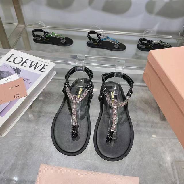 出 ，35-41.Miumiu*缪缪 24夏季新品，全球最火夹趾凉鞋， 出现在各大时装杂志封面 各路明星、小红书博主着用～搭配长裙 鞋面：牛皮 钻链 内里：羊皮