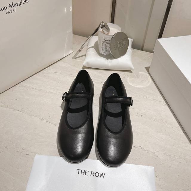 The Row Ss24 New Arrival～ The Row 24款玛丽珍鞋新品，极致简约但调性十足！ 小羊皮材质，软糯舒适！真皮注塑大底！ 码数：35-