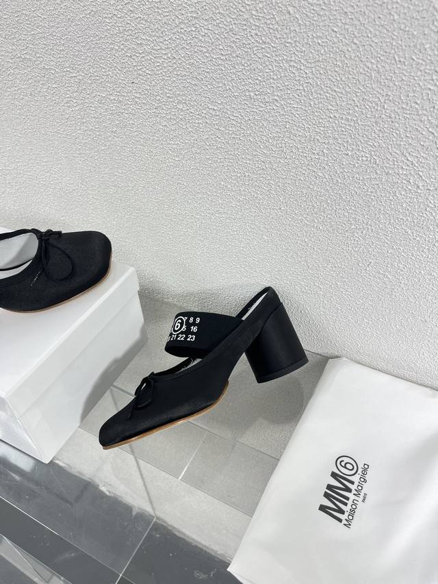 园跟玛丽珍拖鞋 Mm6 Maison Margiela 这个夏天就穿她了 炒鸡减龄 大热时尚风格 黑色真丝材质 Mm6 Maison Margiela 这个太好