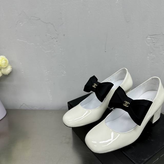 高品质出厂 Chane L Ss24 New Arrival～ 小香24春夏蝴蝶结玛丽珍单鞋 妥妥的小公主气质呀 鞋面：漆皮鞋面 内里：羊皮内里 大底：真皮大底