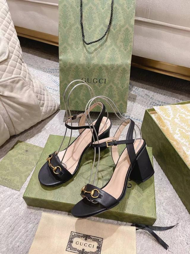 出价皮底 橡胶底 原版级 Gucci 经典春夏粗跟凉鞋 经典必须精品原版双g扣 升级爆款 2024官方同步出新 代购级别！Gucci 高版本凉鞋上脚特别的秀气！