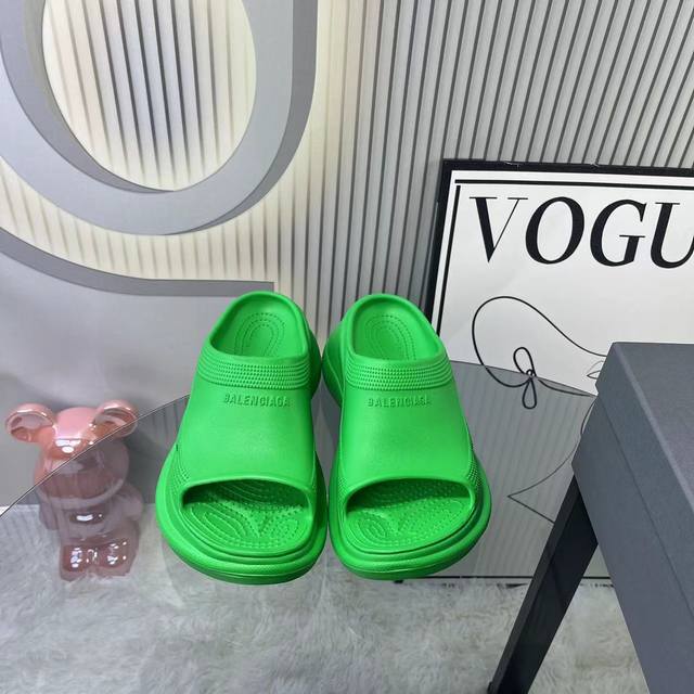 巴黎世家 X Crocs～23Vs春夏爆款松糕凉拖系列 在这个in时代必备的拖鞋 Balenciaga X Crocs 联名洞洞鞋，进口eva橡塑，摇摇防滑厚底