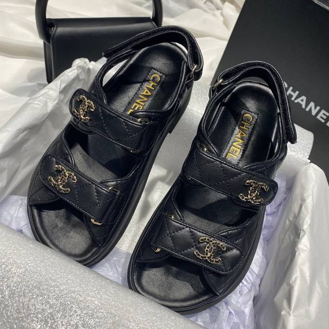 工厂p直销 Chanel 小香蝴蝶结沙滩凉鞋 顶级专柜品质 每年必入的经典款之一！最新出蝴蝶结钻扣搭配设计 更加彰显和品味～所有材质都根据原版定制！购入正品开发