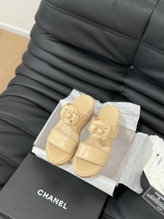 Chanel 小香24C新品 菱格厚底松糕凉鞋 夏天一定要入的拖鞋系列 可文艺可时髦 穿搭率实在太高了 厚底在拉长腿方面真的yyds 百搭舒适 上脚秒变大长腿！