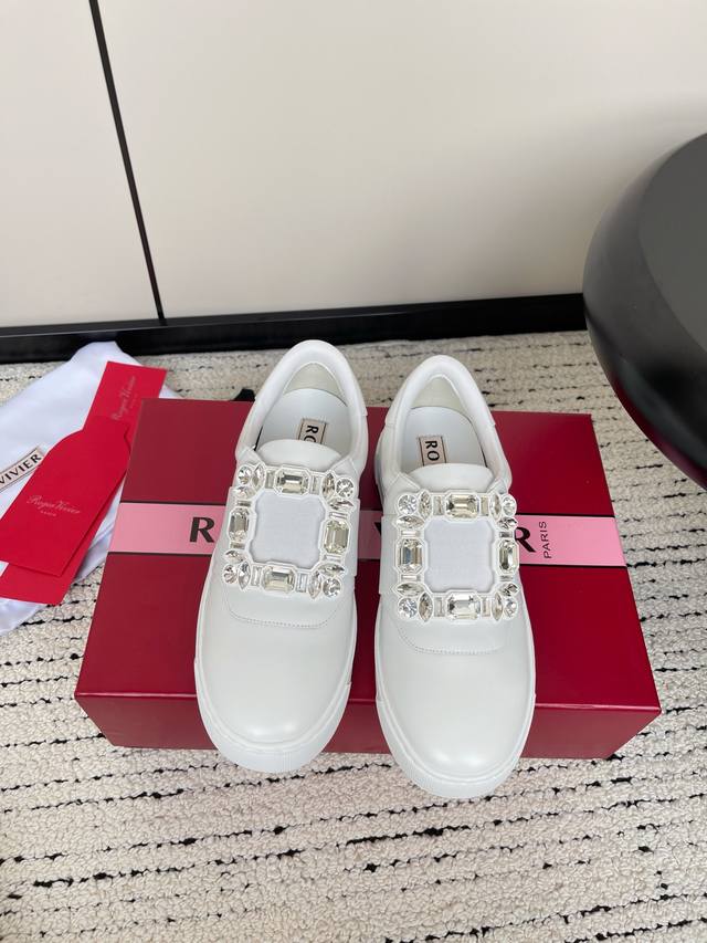 Roger Vivier2023春夏新款viv Golf钻扣 可人的糖果色~青春活力溢出来 上脚非常舒适 ~ 材质：原版特制柔软~头层牛皮 内里：进口牛皮 垫脚