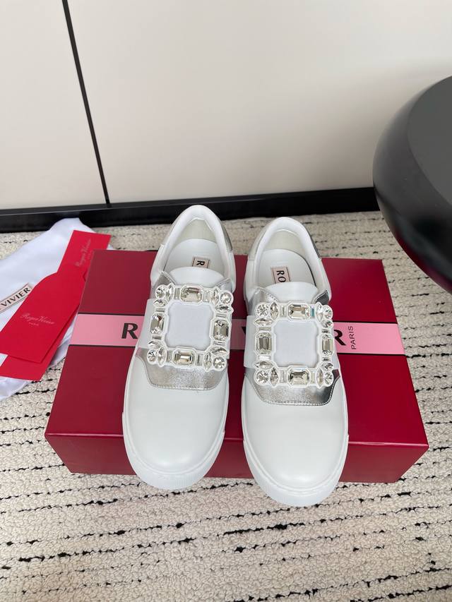 Roger Vivier2023春夏新款viv Golf钻扣 可人的糖果色~青春活力溢出来 上脚非常舒适 ~ 材质：原版特制柔软~头层牛皮 内里：进口牛皮 垫脚