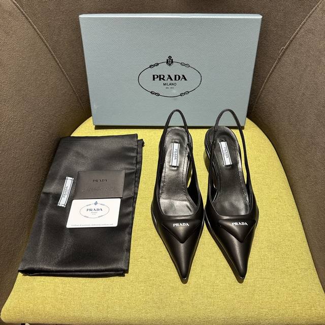 出厂价 Prada 普拉达2023Ss春夏新品 闪亮登场尖头猫跟凉鞋，三角经典logo标。经典延续超软羊皮面包鞋系列不管面对任何场景 主场只属于你！ 面料 :超