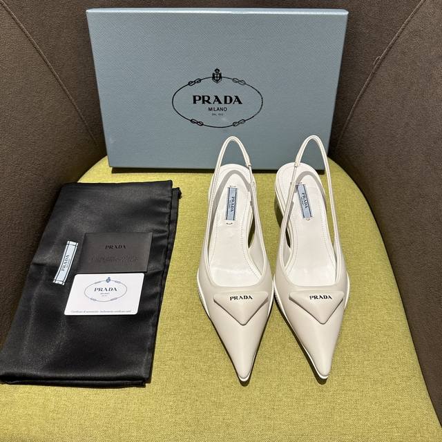 出厂价 Prada 普拉达2023Ss春夏新品 闪亮登场尖头猫跟凉鞋，三角经典logo标。经典延续超软羊皮面包鞋系列不管面对任何场景 主场只属于你！ 面料 :超