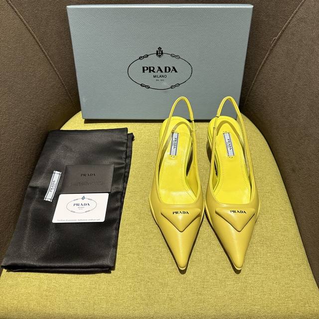 出厂价 Prada 普拉达2023Ss春夏新品 闪亮登场尖头猫跟凉鞋，三角经典logo标。经典延续超软羊皮面包鞋系列不管面对任何场景 主场只属于你！ 面料 :超