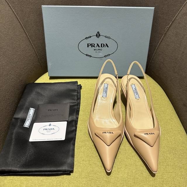 出厂价 Prada 普拉达2023Ss春夏新品 闪亮登场尖头猫跟凉鞋，三角经典logo标。经典延续超软羊皮面包鞋系列不管面对任何场景 主场只属于你！ 面料 :超