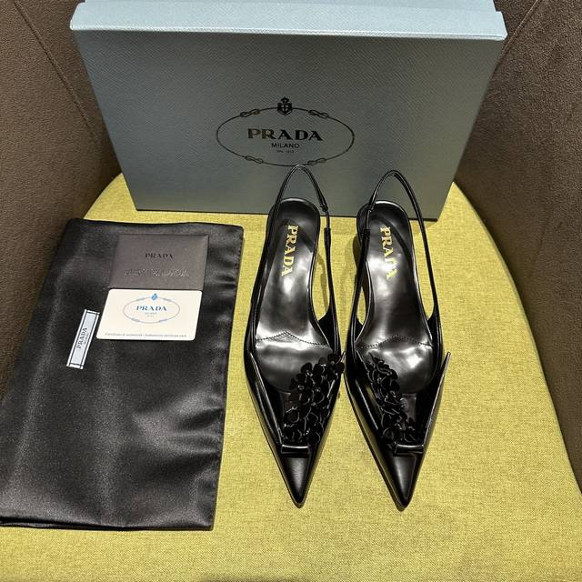 Prada 普拉达2024Ss春夏新品 闪亮登场 超火折纸系列，建筑风格的精致细节解译崭新装饰美学，绽现繁复的摩登柔美气质与现代观感。这款高跟鞋融合结构式创新元