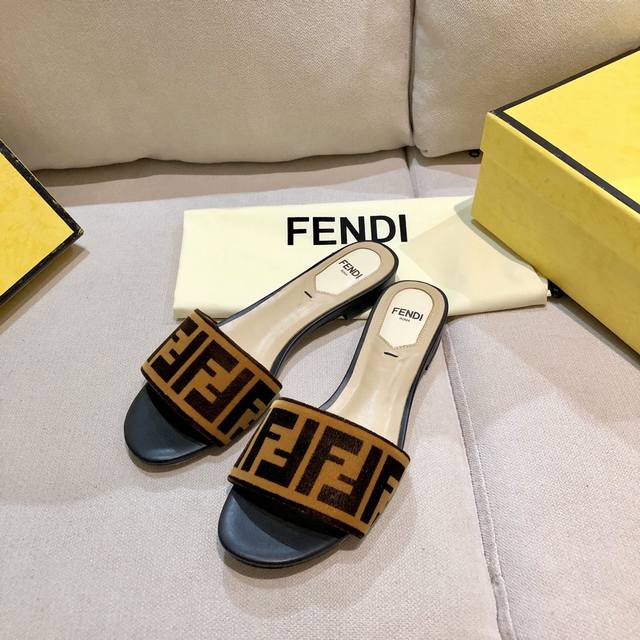 2Fendi 芬迪 秋冬季爆款毛毛拖鞋 面料：优质羊毛 内里+垫脚:羊皮 大底：原版真皮大底 码数：35 42 41.42定做不退不换