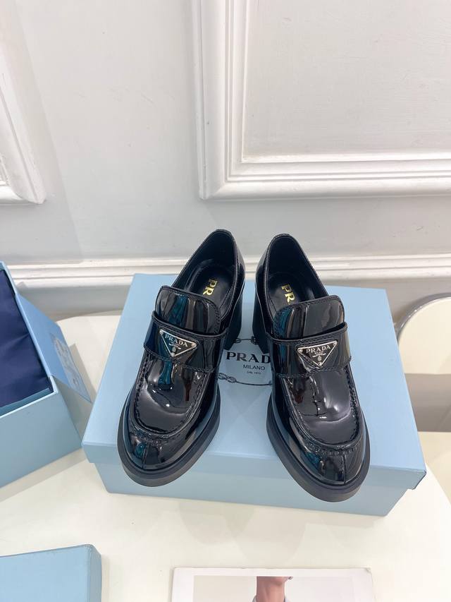 Prada 普拉达 223 专柜走秀款高跟三角标乐福鞋系列 鞋面：高定制牛漆皮 开边珠 内里：进口水染羊皮 大底：原版开模防滑大底 跟高：8.5Cm 鞋码: 3