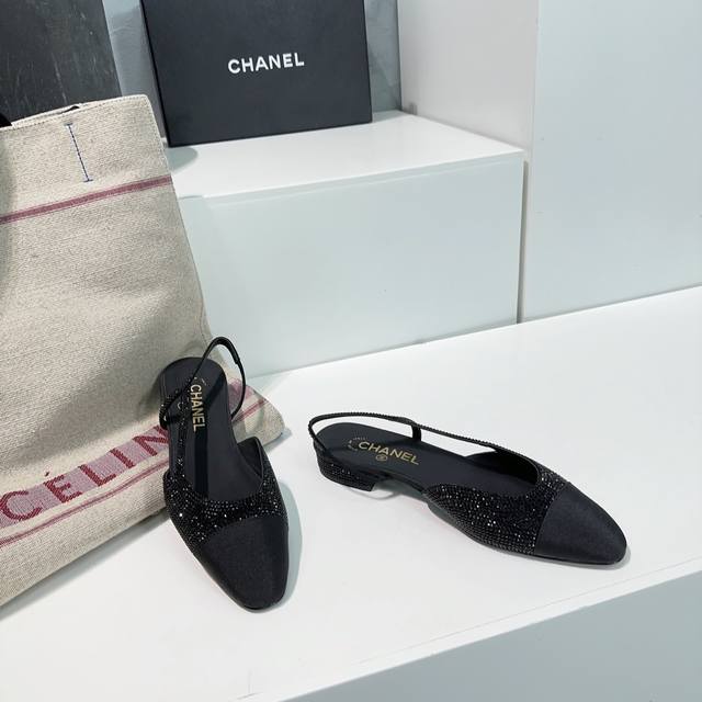 高品质出厂 ！顶级品质chanel24春夏小香烫钻后空sling-Back平底 粗跟凉鞋！ Sling-Back于1957年问世,之后two-Tone设计成为c