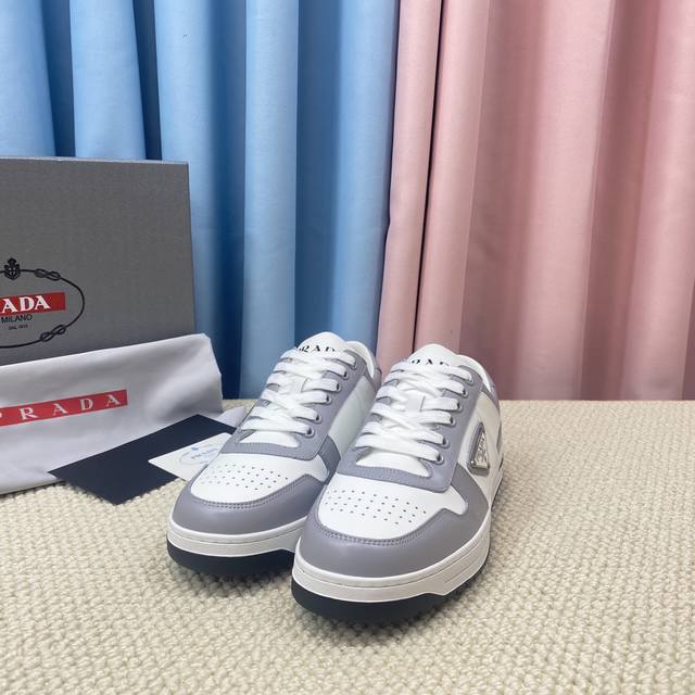 顶级版本 Prada New Arrival～ 普拉达 新款三角标男士板鞋 升级版本 今年无论是楦型 鞋面工艺 面皮材料 都已全面升级 1鞋型修饰了许多，比较秀