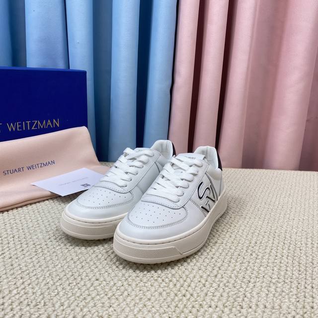 顶级版本 G090休闲鞋stuart Weitzman高版本sw低帮休闲运动鞋华丽焕新经典系带款小白鞋，全新上线 恩缇韦曼专门为女性量身打造定制鞋楦，致力于为每