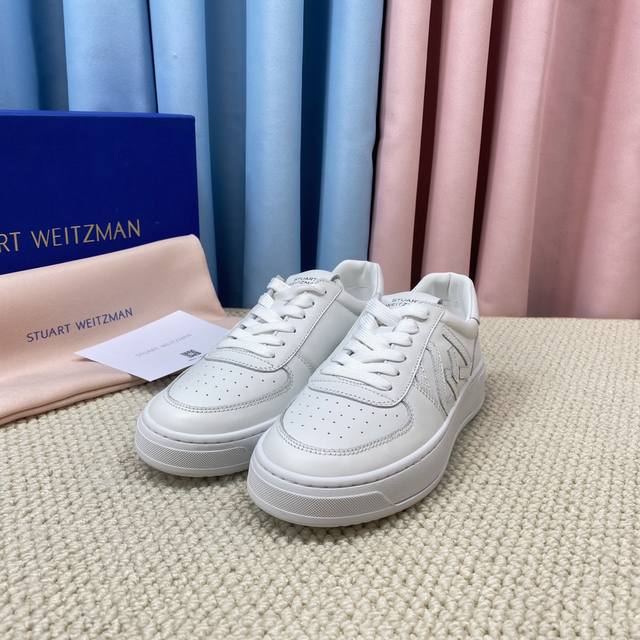 顶级版本 G090休闲鞋stuart Weitzman高版本sw低帮休闲运动鞋华丽焕新经典系带款小白鞋，全新上线 恩缇韦曼专门为女性量身打造定制鞋楦，致力于为每