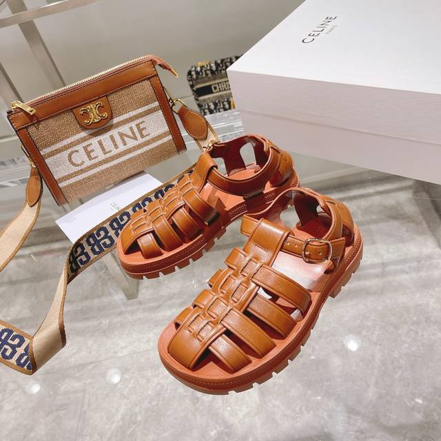 Celine 2022Vs夏季种草 最新款{复古凯旋门罗马凉鞋}夏天搭配袜子，简直绝绝子了复古的点上带上了满分时髦感颜值绝原版购入开发，依旧最高输出，还原原版定