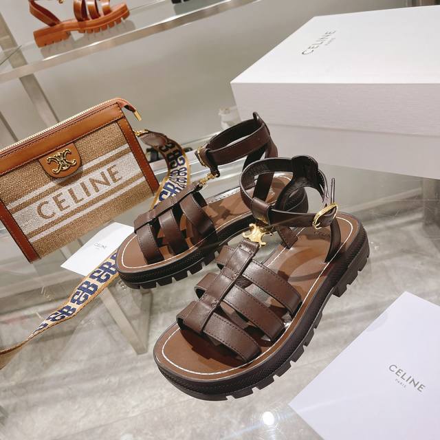 高版本 Celine 2021Vs夏季种草 最新款{复古凯旋门罗马凉鞋}夏天搭配袜子，简直绝绝子了复古的点上带上了满分时髦感颜值绝原版购入开发，依旧最高输出，还