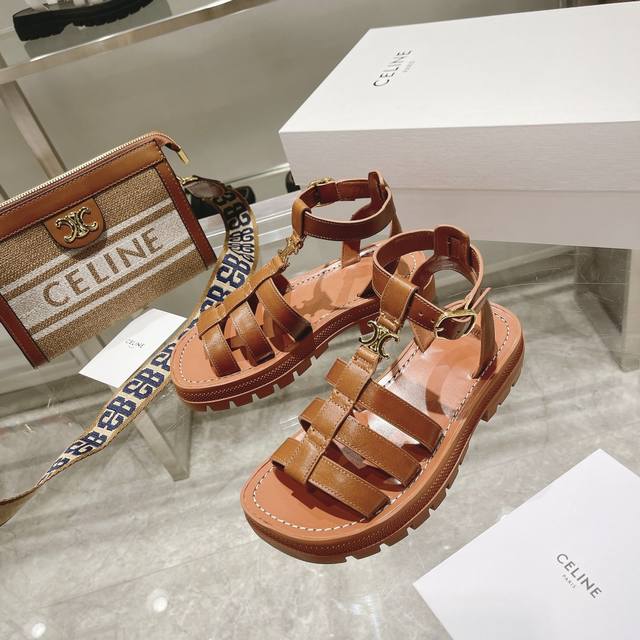 高版本 Celine 2021Vs夏季种草 最新款{复古凯旋门罗马凉鞋}夏天搭配袜子，简直绝绝子了复古的点上带上了满分时髦感颜值绝原版购入开发，依旧最高输出，还