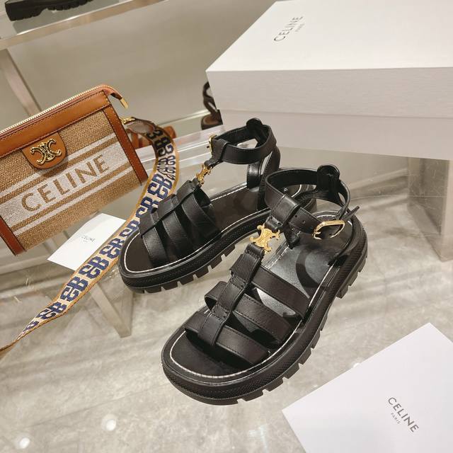 高版本 Celine 2021Vs夏季种草 最新款{复古凯旋门罗马凉鞋}夏天搭配袜子，简直绝绝子了复古的点上带上了满分时髦感颜值绝原版购入开发，依旧最高输出，还