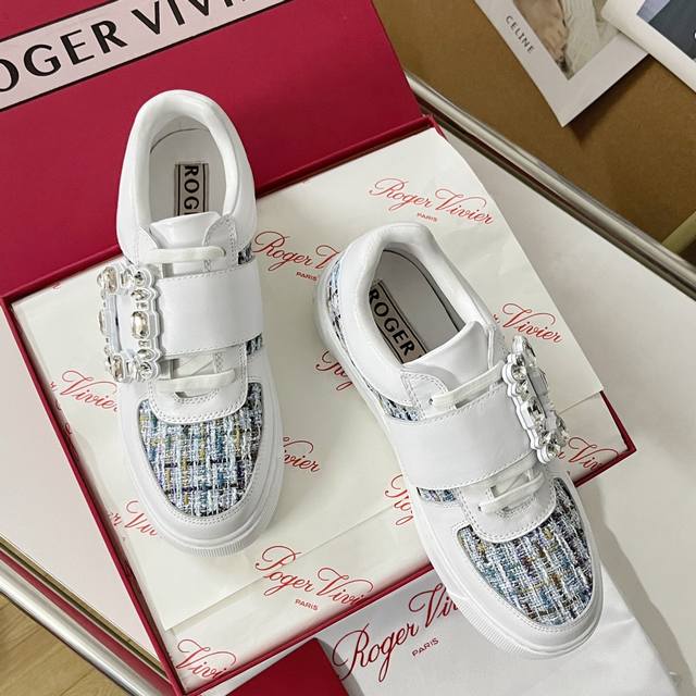 顶级版本： Roger Vivier 最新款very Vivier系列 水钻 方扣 休闲 运动鞋 原版购入开发 做货 新款运动鞋以外底的花朵图案呈现新意，以圈圈