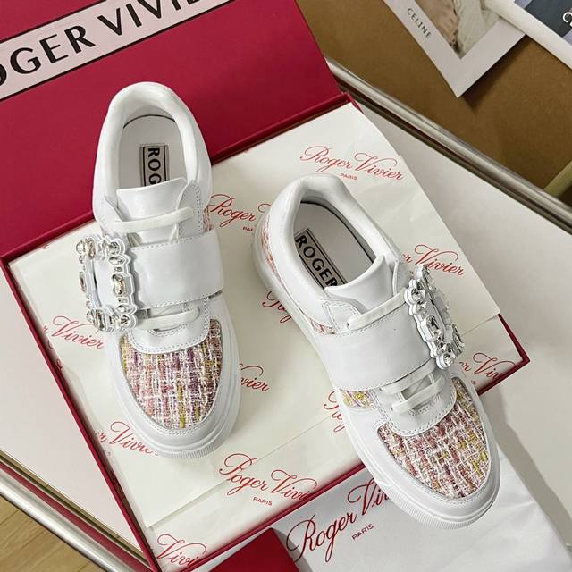 顶级版本： Roger Vivier 最新款very Vivier系列 水钻 方扣 休闲 运动鞋 原版购入开发 做货 新款运动鞋以外底的花朵图案呈现新意，以圈圈