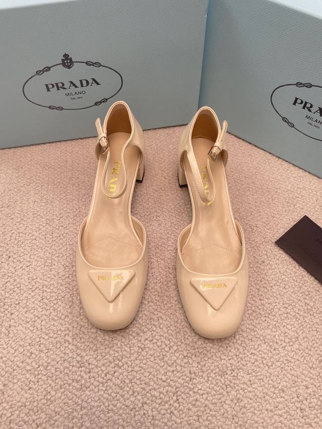 Prada 2024春夏新款系列玛丽珍高跟鞋 玛丽珍的款式这几年非常火 面料采用特供进口漆皮，鞋头三角标加上品牌logo 整双鞋就是非常显质感，有型不软塌，光泽