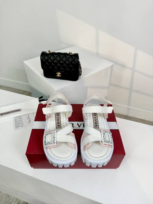 顶级版本 Roger Vivier Ss24 New Arrival～ Rv24春夏凉鞋新品 厚底造型 搭配超好发挥的，发泡底材质，轻盈舒适，鞋面织带搭配小水钻