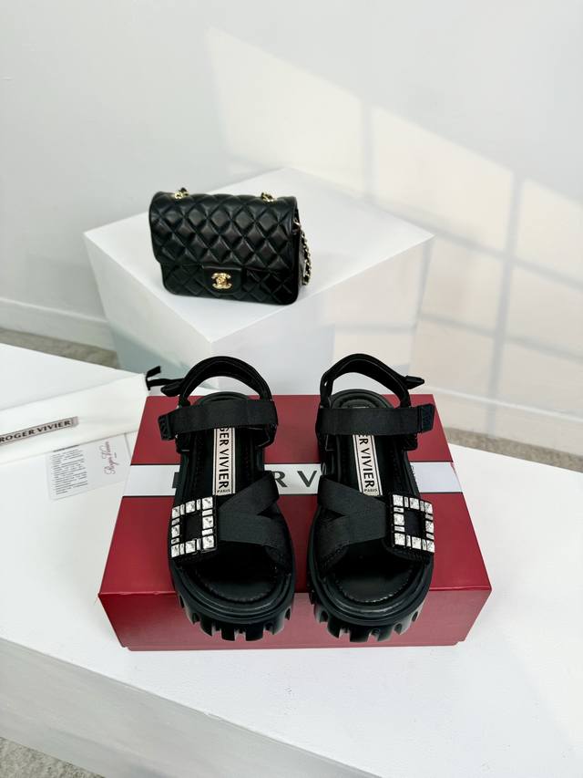 顶级版本 Roger Vivier Ss24 New Arrival～ Rv24春夏凉鞋新品 厚底造型 搭配超好发挥的，发泡底材质，轻盈舒适，鞋面织带搭配小水钻