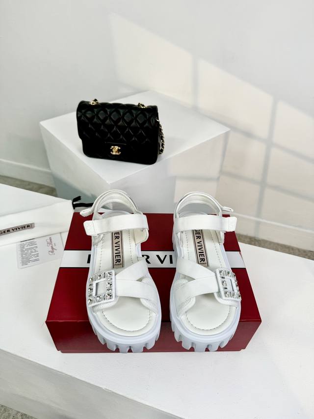 顶级版本 Roger Vivier Ss24 New Arrival～ Rv24春夏凉鞋新品 厚底造型 搭配超好发挥的，发泡底材质，轻盈舒适，鞋面织带搭配小水钻