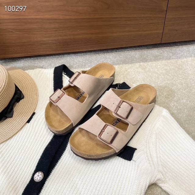 批p， Birkenstock #勃肯 #勃肯拖鞋，批 经典款勃肯凉拖，其构造鉴于人体工学设计，使脚床的构造完美的贴合脚的弧度，简单来说就是，上脚舒适，穿脱方便