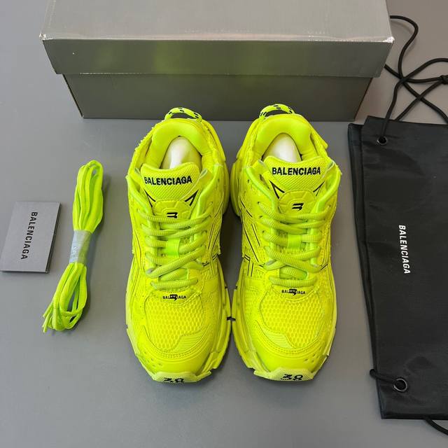 纯原balenciaga 巴黎世家-Runner、是通过溢胶、做旧、缝线等细节，展示了设计师 Demna 的运动鞋风格，用一双 旧鞋 传递复古感，后侧板、翘起的