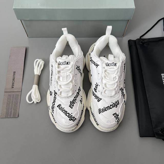 纯原版本字母logo Balenciaga Triple S 一代巴黎世家 原版复刻 无限还原zp正确字体粗细、位置、大小 ，正确侧边透气孔。正确的楦型让鞋子穿