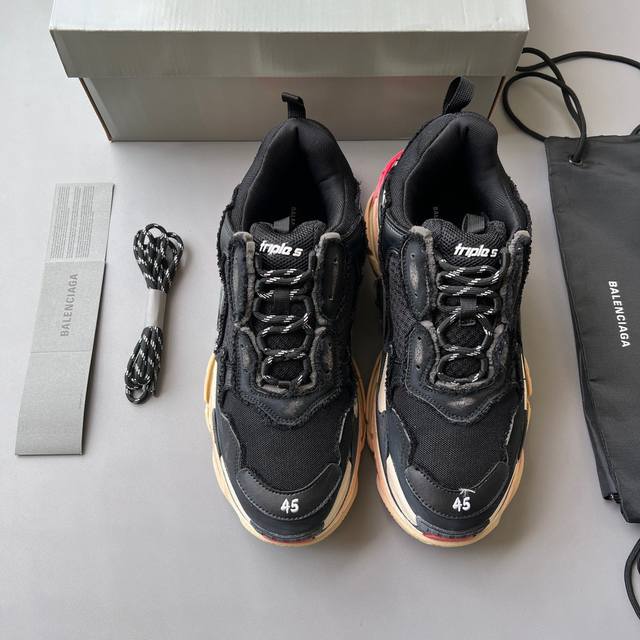 纯原做旧版本balenciaga Triple S 一代巴黎世家 原版复刻 无限还原zp正确字体粗细、位置、大小 ，正确侧边透气孔。正确的楦型让鞋子穿起来不掉脚