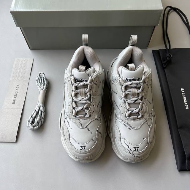 纯原做旧版本balenciaga Triple S 联名款 一代巴黎世家 原版复刻 无限还原zp正确字体粗细、位置、大小 ，正确侧边透气孔。正确的楦型让鞋子穿起