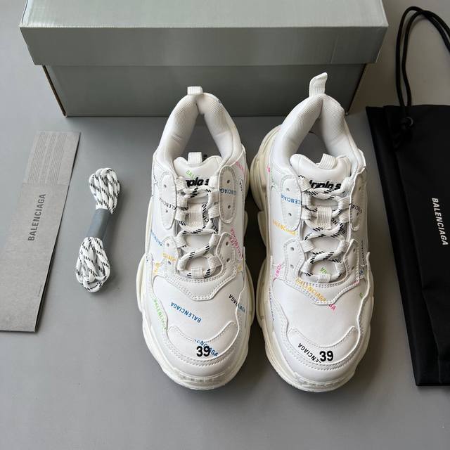 纯原做旧版本balenciaga Triple S 联名款 一代巴黎世家 原版复刻 无限还原zp正确字体粗细、位置、大小 ，正确侧边透气孔。正确的楦型让鞋子穿起