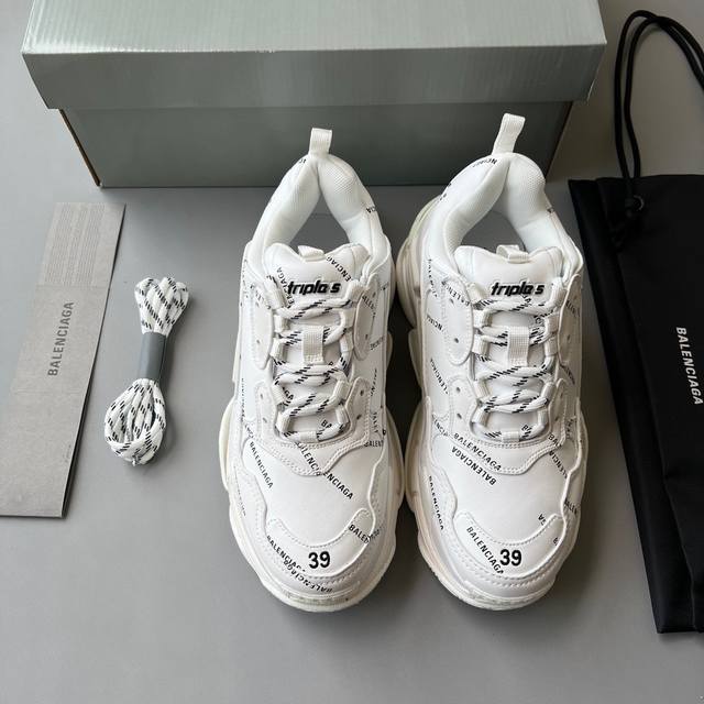 纯原做旧版本balenciaga Triple S 联名款 一代巴黎世家 原版复刻 无限还原zp正确字体粗细、位置、大小 ，正确侧边透气孔。正确的楦型让鞋子穿起