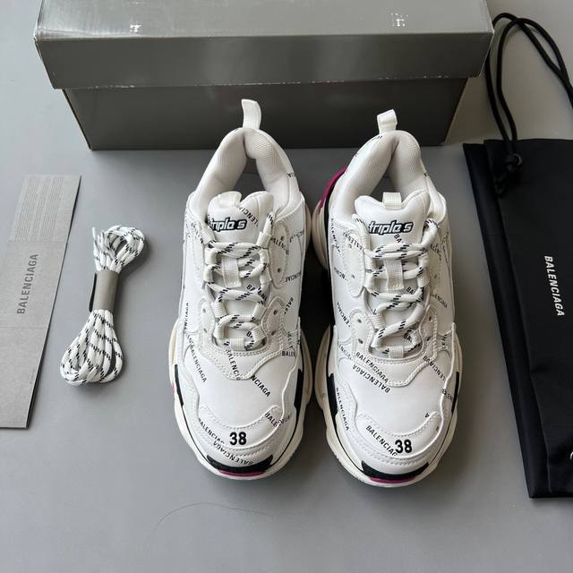 纯原做旧版本balenciaga Triple S 联名款 一代巴黎世家 原版复刻 无限还原zp正确字体粗细、位置、大小 ，正确侧边透气孔。正确的楦型让鞋子穿起